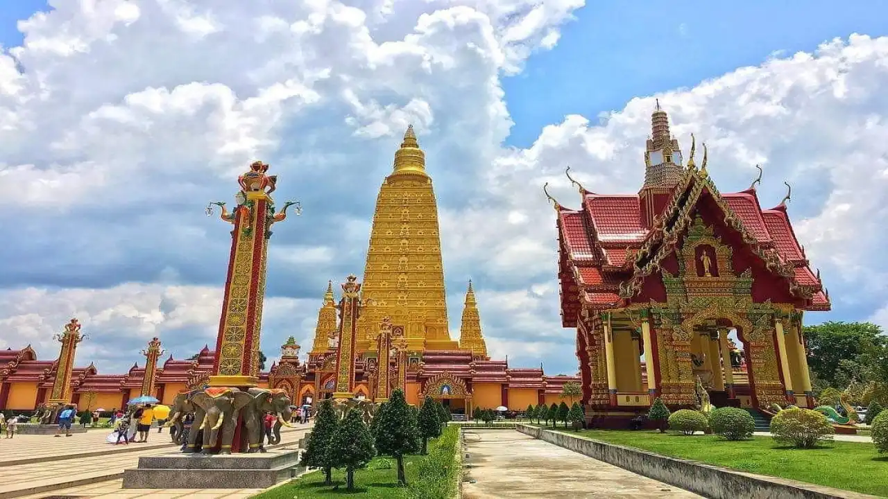 Wat Mahathat Wachiramongkol (Wat Bang Thong)