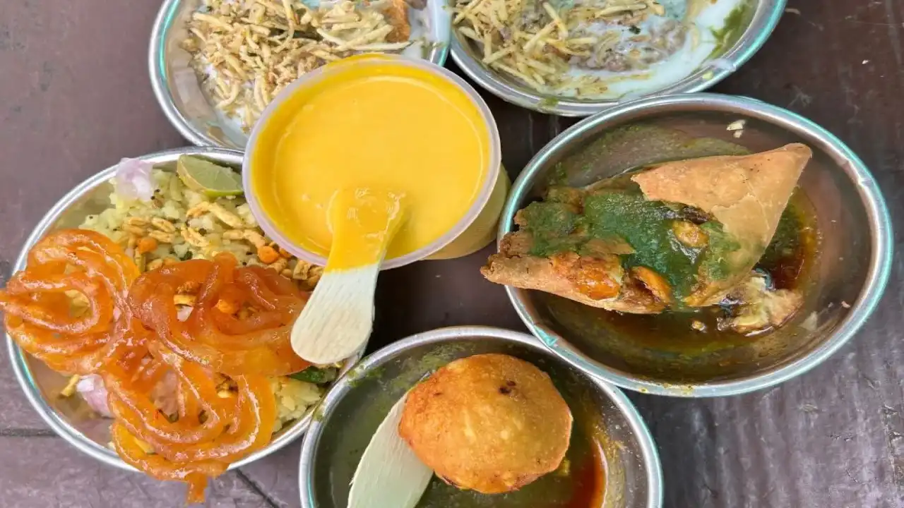 Indore Street Food Guide: From Poha Jalebi to Sarafa Bazaar