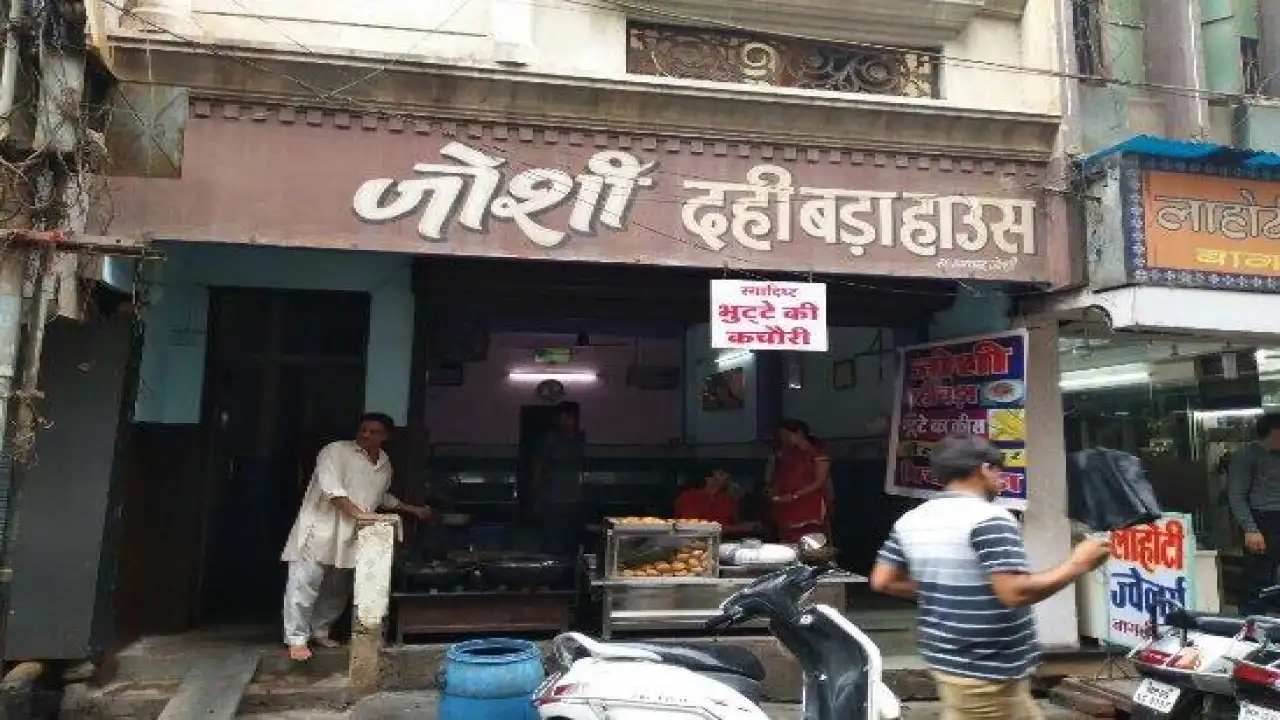 Joshi Dahi Bada House: A Popular Stop for Chaat