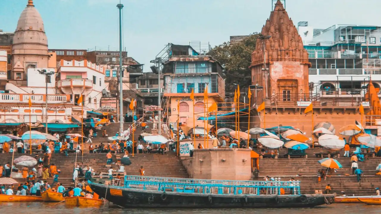 Varanasi, Uttar Pradesh – Colourful Ghats and Traditions