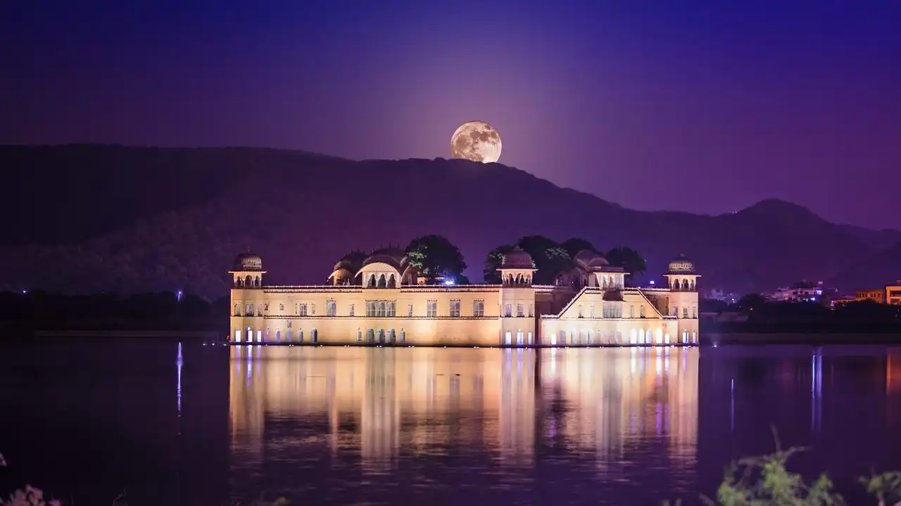 Jaipur: Explore Markets and Illuminated Landmarks