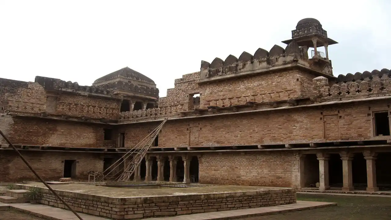Chanderi, Madhya Pradesh: Historic Monuments and Traditional Textiles