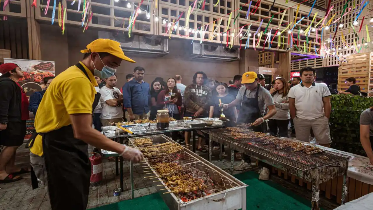 Exploring the Vibrant World of Street Food in Abu Dhabi
