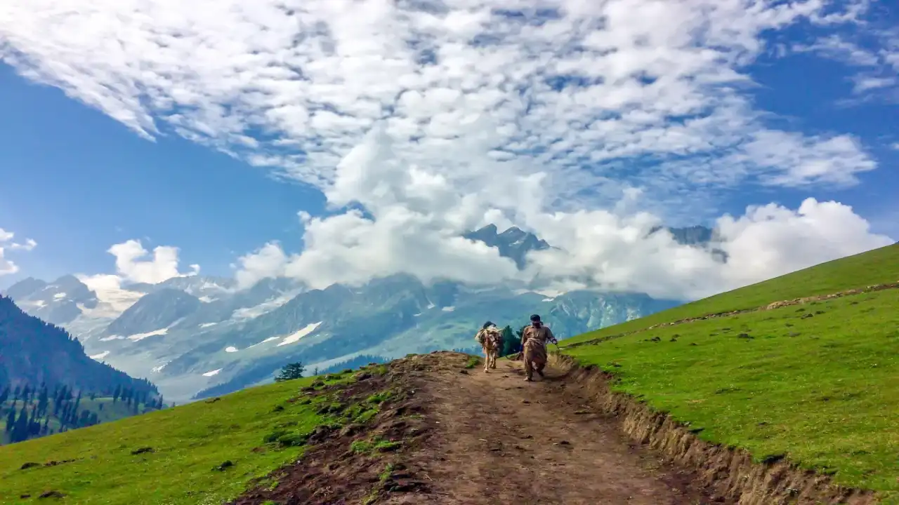 Explore the Best Trekking Trails in Kashmir