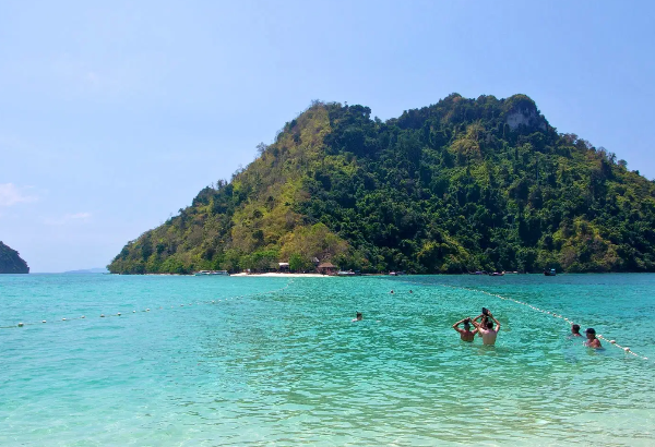 Thailand Travel Package: Phi Phi Islands, Beaches & Nightlife Getaway
