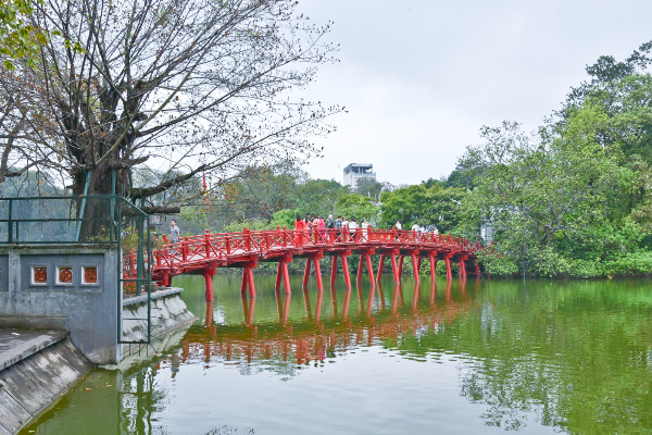 Families Choosing Vietnam Over Singapore